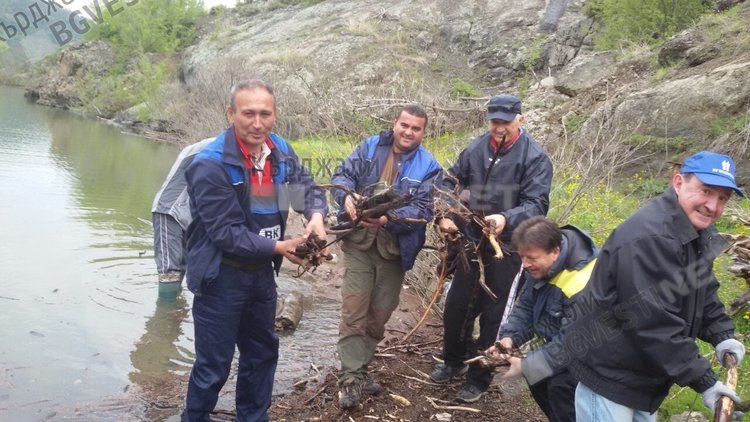 Опасна акция по почистване на яз.”Боровица” в рамките на кампанията „Кърджали-чист и красив”(снимки)