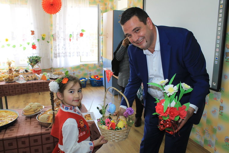 Никола Чанев гостува на децата от Черноочене за Деня на книгата