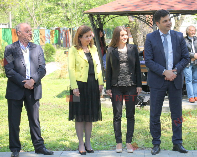 Деца с увреждания се сдобиха с нова спортна площадка и подаръци от кмета - ВИДЕО