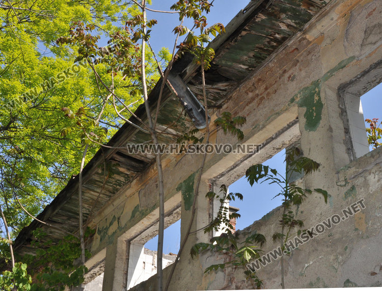 Бутат опасен казармен зид, гледат за опасни сгради в Хасково