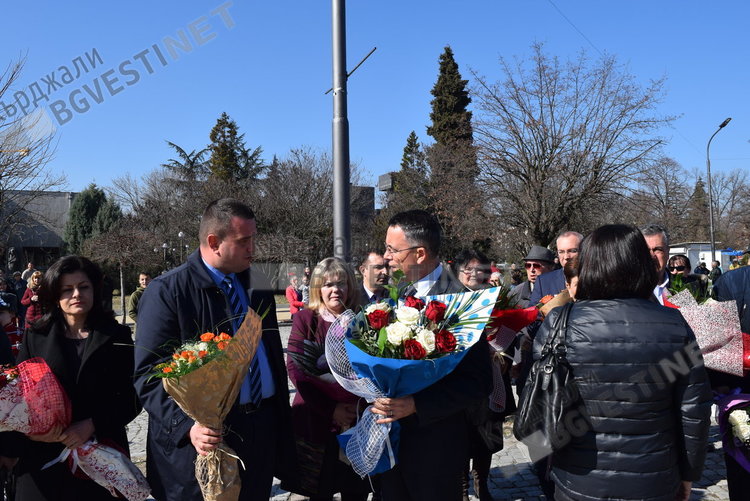 Кмет и областен се разбраха за терена за новата спортна зала