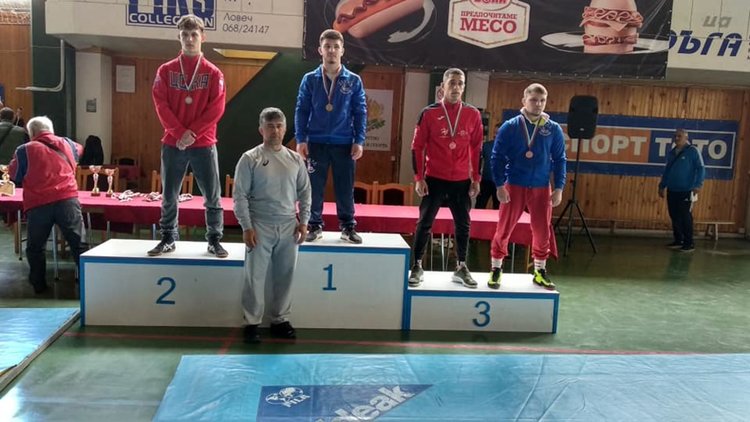 Димитровградчани първи в отборното първенство по борба за юноши