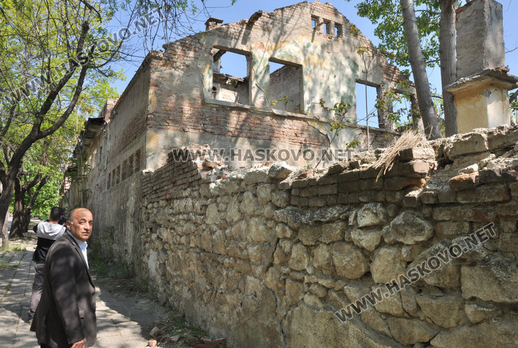 Бутат опасен казармен зид, гледат за опасни сгради в Хасково