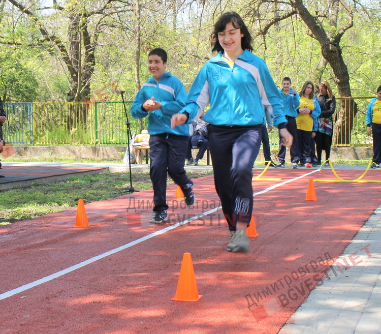 Деца с увреждания се сдобиха с нова спортна площадка и подаръци от кмета - ВИДЕО