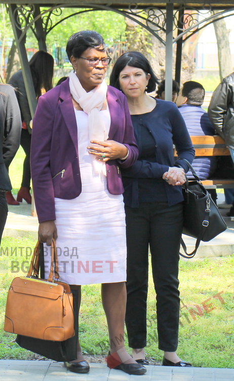 Деца с увреждания се сдобиха с нова спортна площадка и подаръци от кмета - ВИДЕО