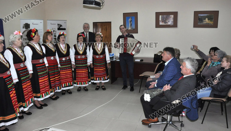 Поздрав към гостите на представянетона книгата отправи певческата група към читалище "Тракия"