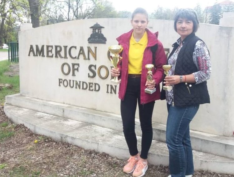 Мила Георгиева е вицешампион на България по спелуване на английски език.