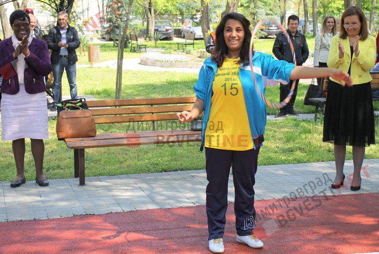 Деца с увреждания се сдобиха с нова спортна площадка и подаръци от кмета - ВИДЕО