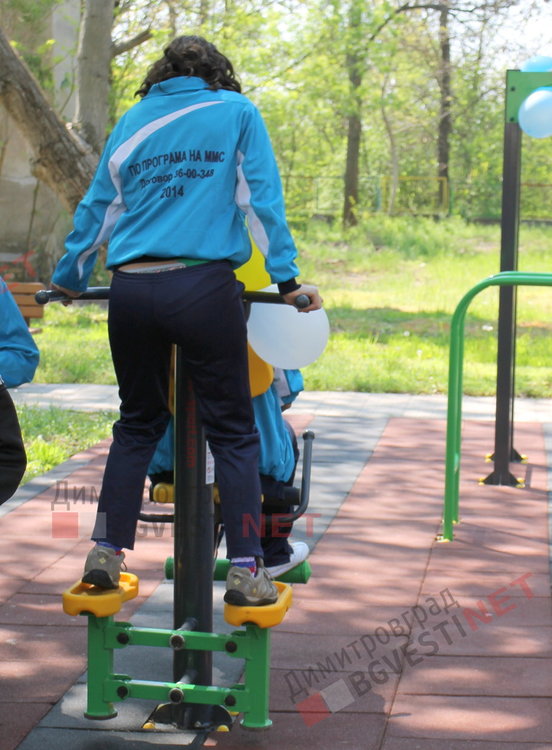 Деца с увреждания се сдобиха с нова спортна площадка и подаръци от кмета - ВИДЕО