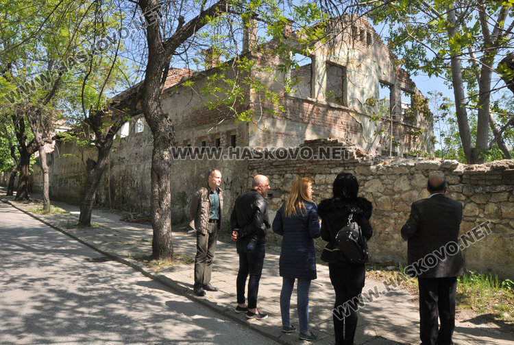 Бутат опасен казармен зид, гледат за опасни сгради в Хасково