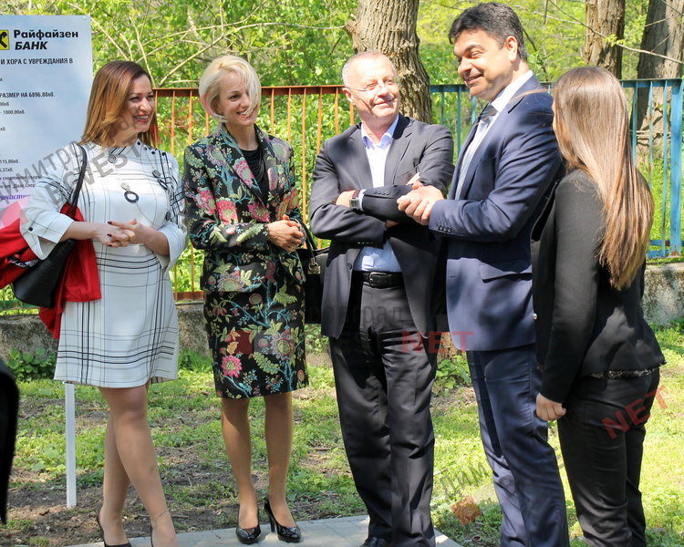 Деца с увреждания се сдобиха с нова спортна площадка и подаръци от кмета - ВИДЕО