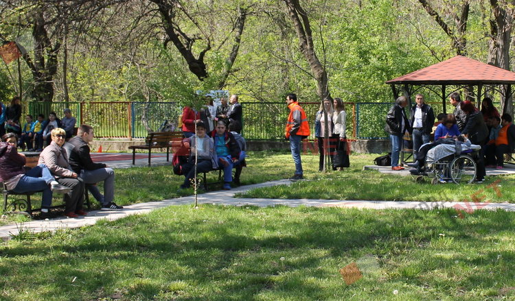 Деца с увреждания се сдобиха с нова спортна площадка и подаръци от кмета - ВИДЕО