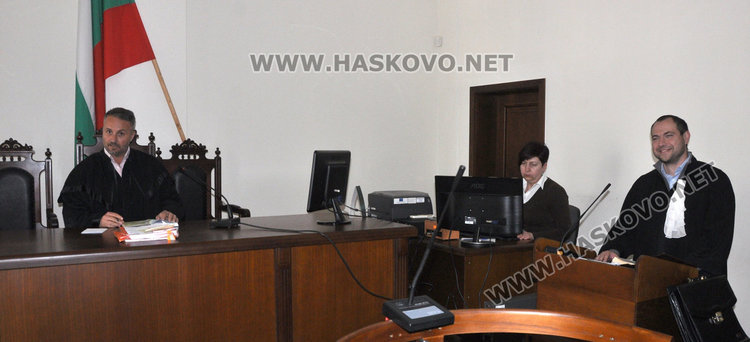 Бившият кмет съди охранителна фирма за 203 000 лв. за пожара в шоурума