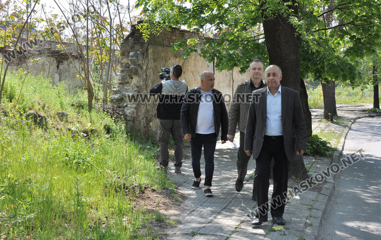 Бутат опасен казармен зид, гледат за опасни сгради в Хасково