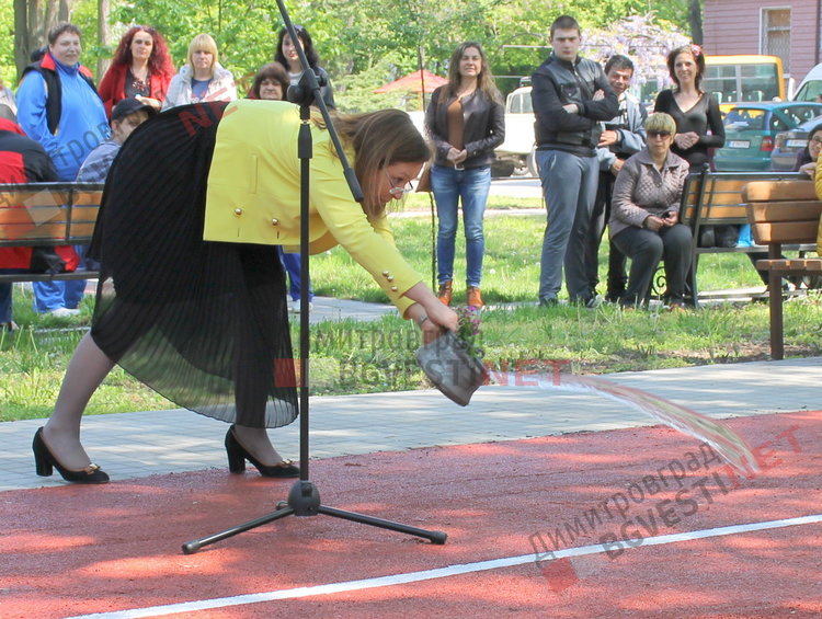 Деца с увреждания се сдобиха с нова спортна площадка и подаръци от кмета - ВИДЕО