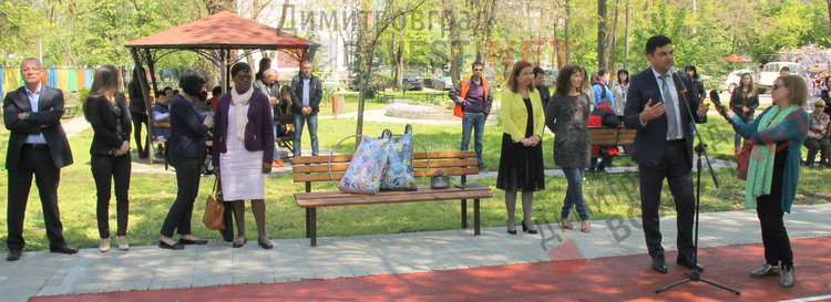 Деца с увреждания се сдобиха с нова спортна площадка и подаръци от кмета - ВИДЕО