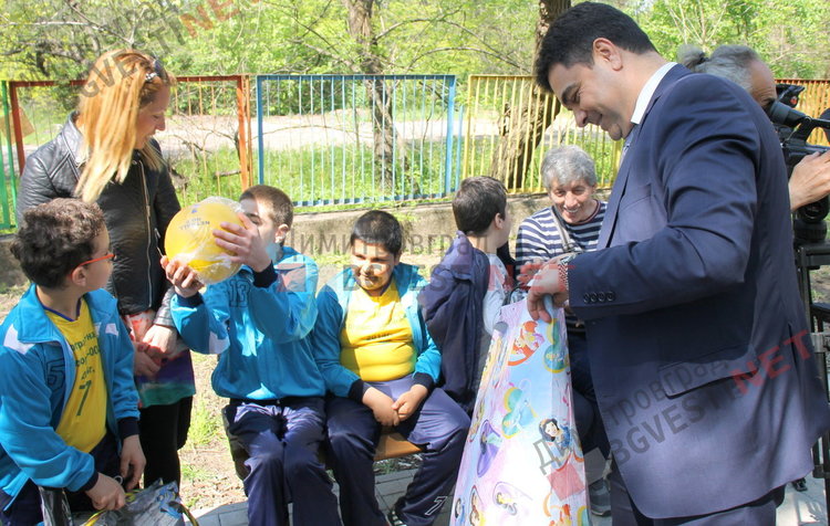 Деца с увреждания се сдобиха с нова спортна площадка и подаръци от кмета - ВИДЕО