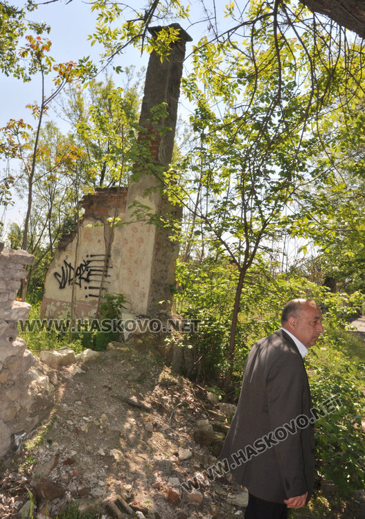 Бутат опасен казармен зид, гледат за опасни сгради в Хасково