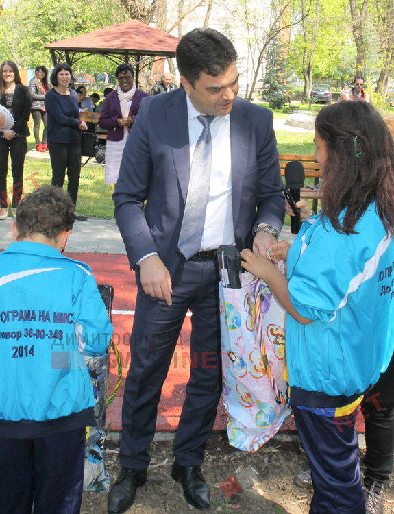 Деца с увреждания се сдобиха с нова спортна площадка и подаръци от кмета - ВИДЕО