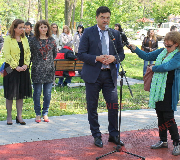 Деца с увреждания се сдобиха с нова спортна площадка и подаръци от кмета - ВИДЕО