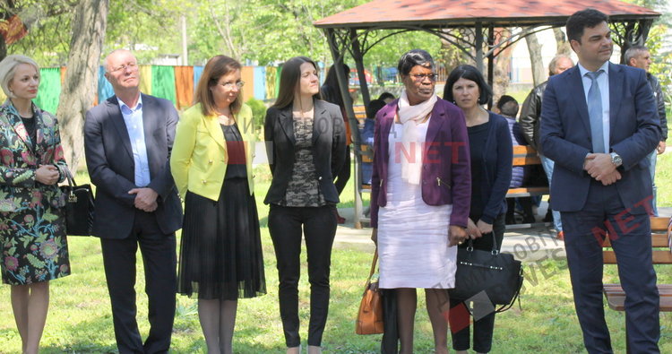 Деца с увреждания се сдобиха с нова спортна площадка и подаръци от кмета - ВИДЕО