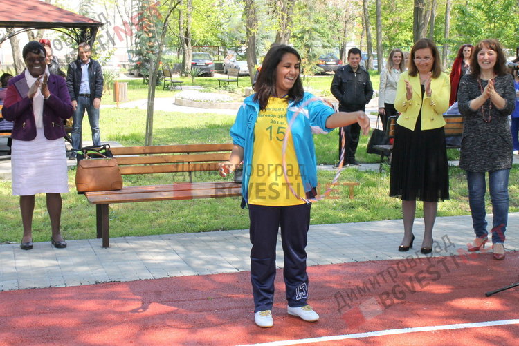 Деца с увреждания се сдобиха с нова спортна площадка и подаръци от кмета - ВИДЕО