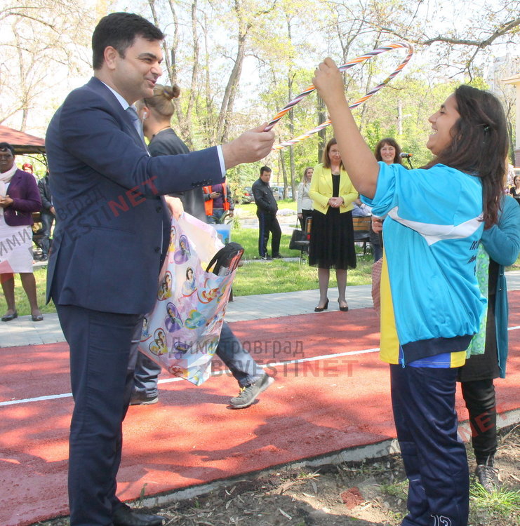 Деца с увреждания се сдобиха с нова спортна площадка и подаръци от кмета - ВИДЕО