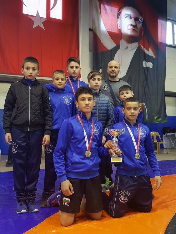 Димитровградчани първи в отборното първенство по борба за юноши