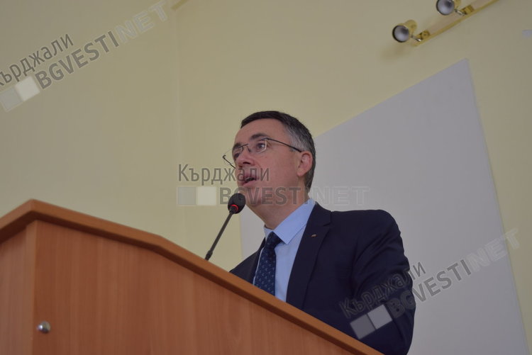 Промениха от публична в частна общинска собственост имота за новата спортна зала