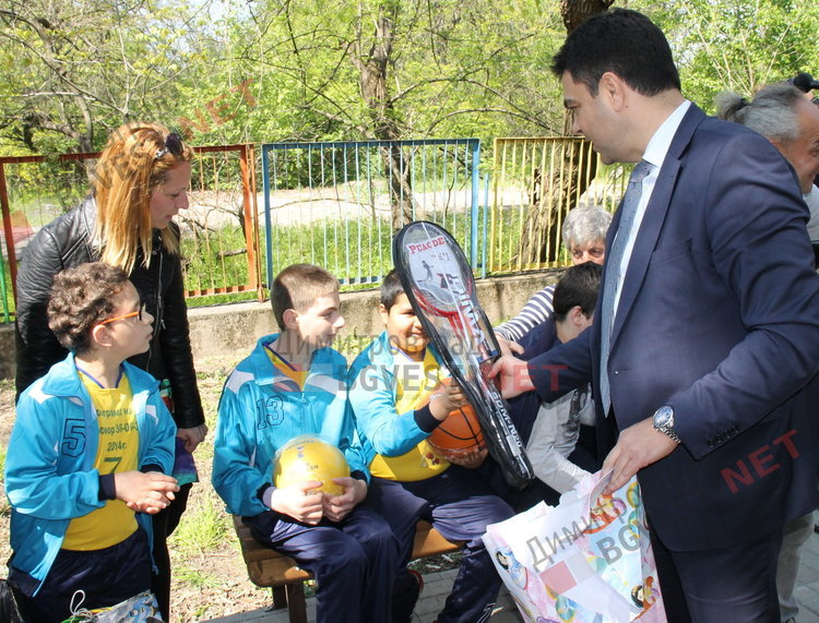Деца с увреждания се сдобиха с нова спортна площадка и подаръци от кмета - ВИДЕО