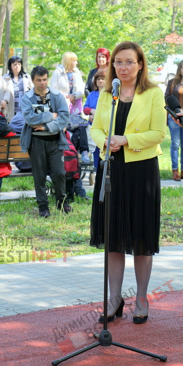 Деца с увреждания се сдобиха с нова спортна площадка и подаръци от кмета - ВИДЕО