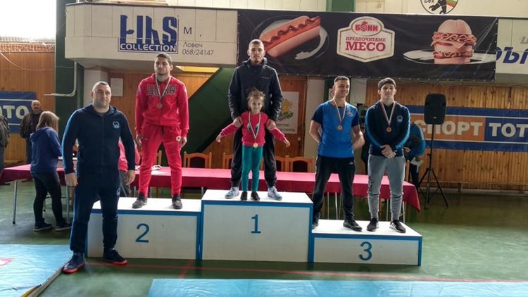Димитровградчани първи в отборното първенство по борба за юноши