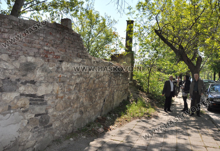 Бутат опасен казармен зид, гледат за опасни сгради в Хасково