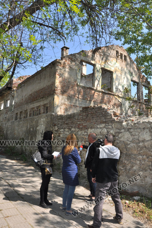 Бутат опасен казармен зид, гледат за опасни сгради в Хасково