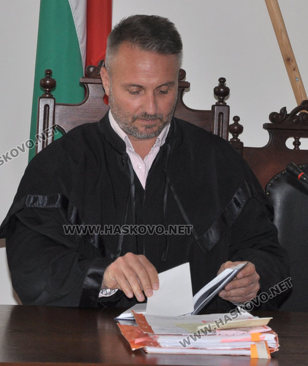 Бившият кмет съди охранителна фирма за 203 000 лв. за пожара в шоурума