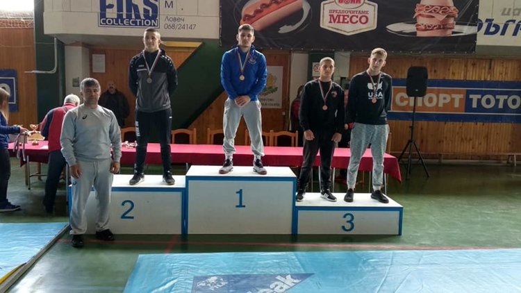 Димитровградчани първи в отборното първенство по борба за юноши