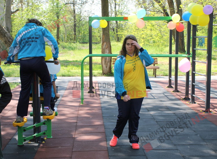 Деца с увреждания се сдобиха с нова спортна площадка и подаръци от кмета - ВИДЕО