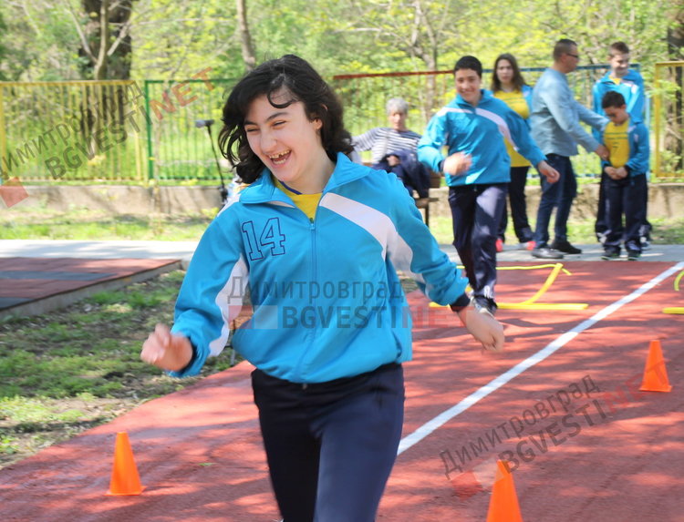 Деца с увреждания се сдобиха с нова спортна площадка и подаръци от кмета - ВИДЕО