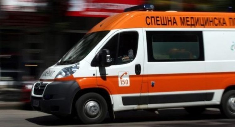 Възрастен асеновградчанин в болница, кола го блъсна на кръстовище