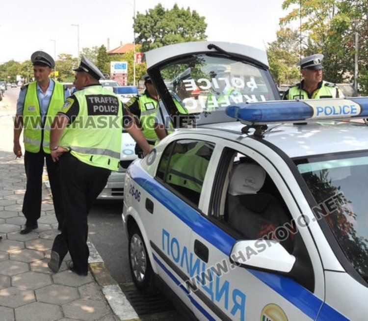 Хасковлия карал мотор без табела и с отнета книжка, задържаха водач с дрога