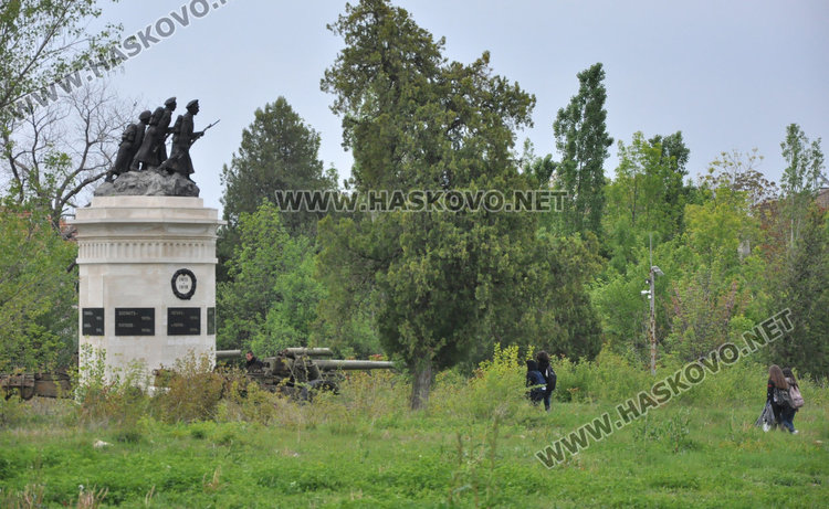 Събориха опасната ограда на бившата казарма на "Булаир"