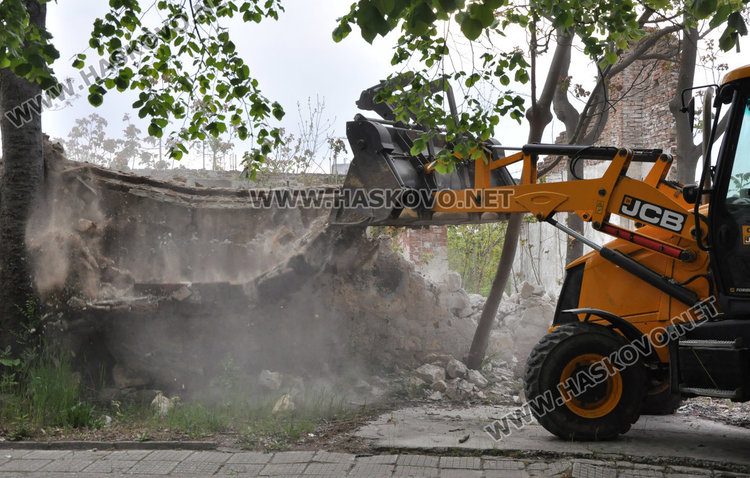 Събориха опасната ограда на бившата казарма на "Булаир"