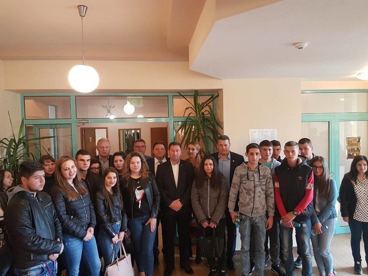 Лекар бизнесмен дари тоалети за абитуриенти от Смолянска област