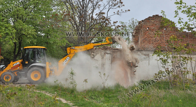 Събориха опасната ограда на бившата казарма на "Булаир"