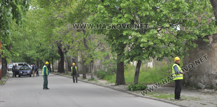Събориха опасната ограда на бившата казарма на "Булаир"