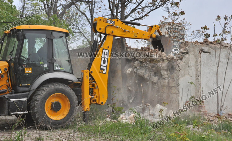 Събориха опасната ограда на бившата казарма на "Булаир"