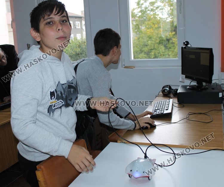 Димитровградскта библиотека се сдоби с нови 5 робота