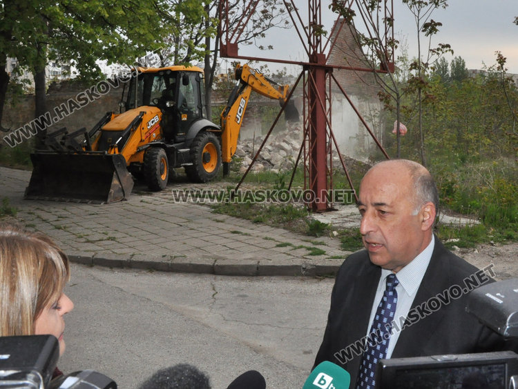 Събориха опасната ограда на бившата казарма на "Булаир"