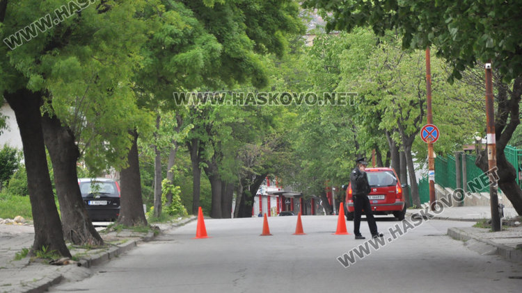 Събориха опасната ограда на бившата казарма на "Булаир"