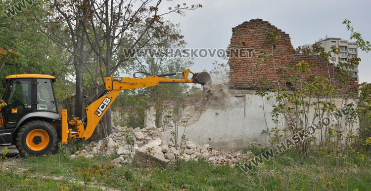 Събориха опасната ограда на бившата казарма на "Булаир"